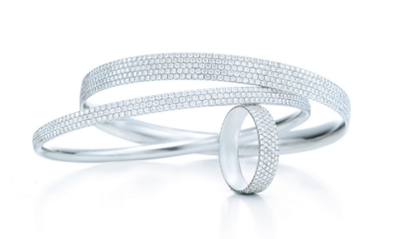 Tiffany Metro 18K白金鑽石手環，寬版NT$1,000,000；窄版NT$ 675,000