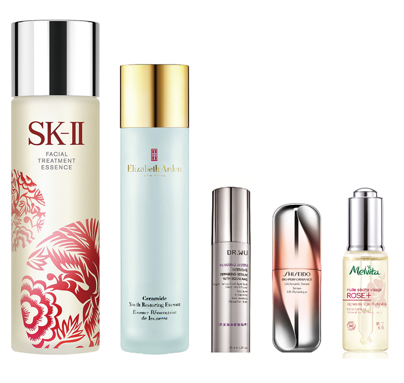 從左至右
SK-II 青春露(新年鳳凰限量版) ／230ml／NTD5,480 品牌明星商品，為了新年特別設計新年鳳凰的圖樣，象徵鳳凰浴火重生般突破DNA定律。

Elizabeth Arden時空彈力保濕賦活露／140ml／NTD2,200以水為基底，為肌膚補充隨年紀增長而不斷流失的分子釘，並為後續肌膚保養產品作好完美準備。

DR.WU角鯊潤澤修復精華／35ml／NTD2,000 透明油狀質地輕盈而滋潤，高濃度植萃角鯊烷結合三種珍貴油脂精萃，親膚性與延展性極佳，幫助潤澤柔軟肌膚。

SHISEIDO百優全緊緻立體精萃／30ml／NTD3,200 內含全新技術，修護肌膚彈力的同時，幫助皺紋淡化改善肌膚困擾，並散發茶玫瑰香氛，保養過程也能邊放鬆。

Melvita 玫瑰果極效抗皺輕萃油／30ml／NTD2,380 輕油質地輕盈，融合香甜花香使心情放鬆，妝前睡前使用協助前段保養精華吸收，妝前使用可使妝感更加服貼。