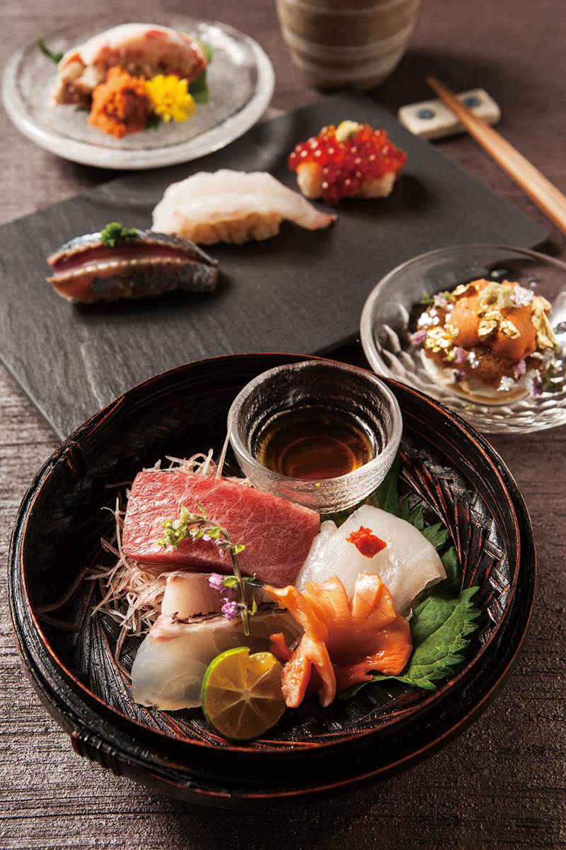 囊括日本各地的季節美味而成的生魚片料理（九州比目魚、北海道赤貝、青森鮪魚大腹、瀨戶內海真鯛、鹿兒島島魚參）。