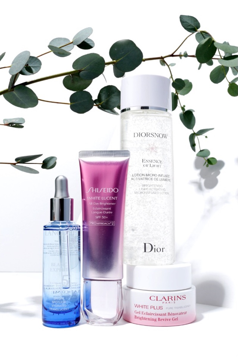 (左至右)

Lancôme激光煥白素顏精華，30ml／NTD3,700。

Shiseido美透白雙核晶白明肌乳，50ml／NTD1,850。

Dior雪晶靈透亮水凝露，200ml／NTD2,250。

Clarins智慧美白晚安水凝霜，50ml／NTD2,600。