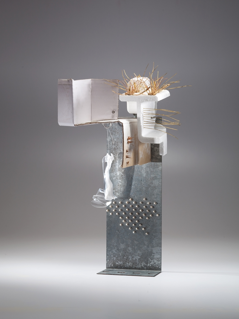 為忠泰建築藝術基金打造的作品《明日綻》，將中山北路錯縱發展的歷史軸線以代表性的金屬、玻璃元素穿插其中，並以代表自然的植物點綴。