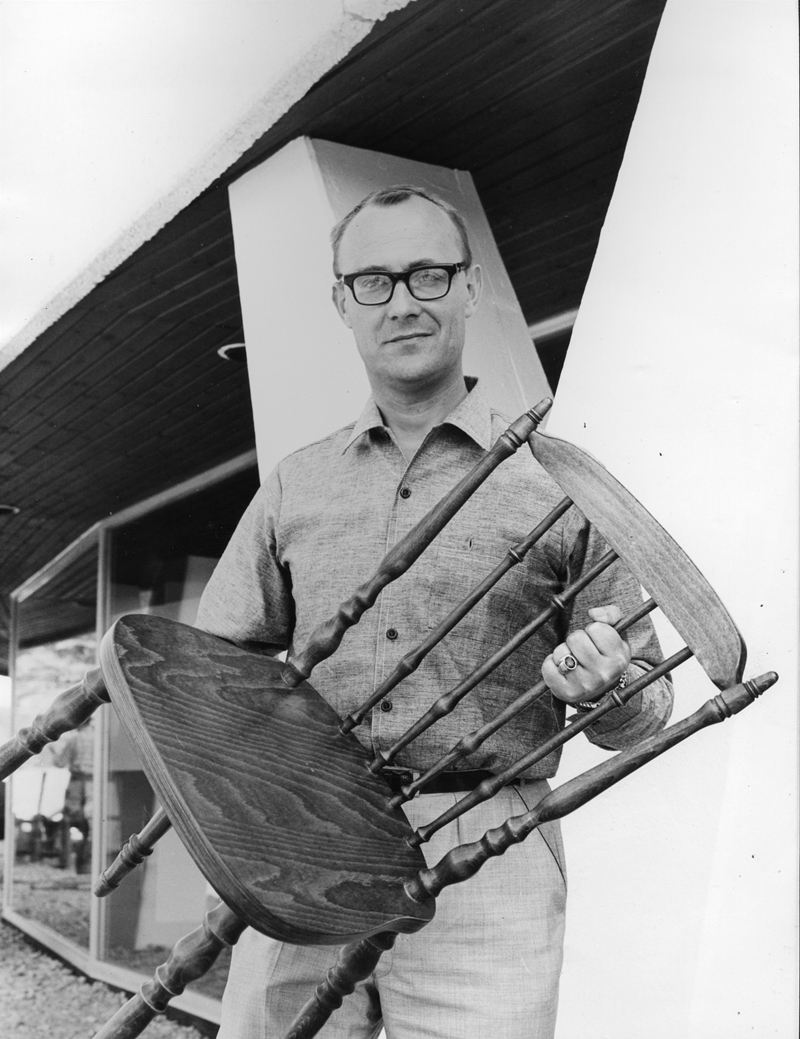 英格瓦.坎普拉先生（Ingvar Kamprad）拿著NORRARYD餐椅，露出驕傲自信的神情。
