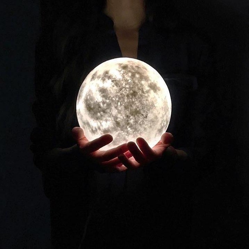 Luna lamps／Acorn Studio。