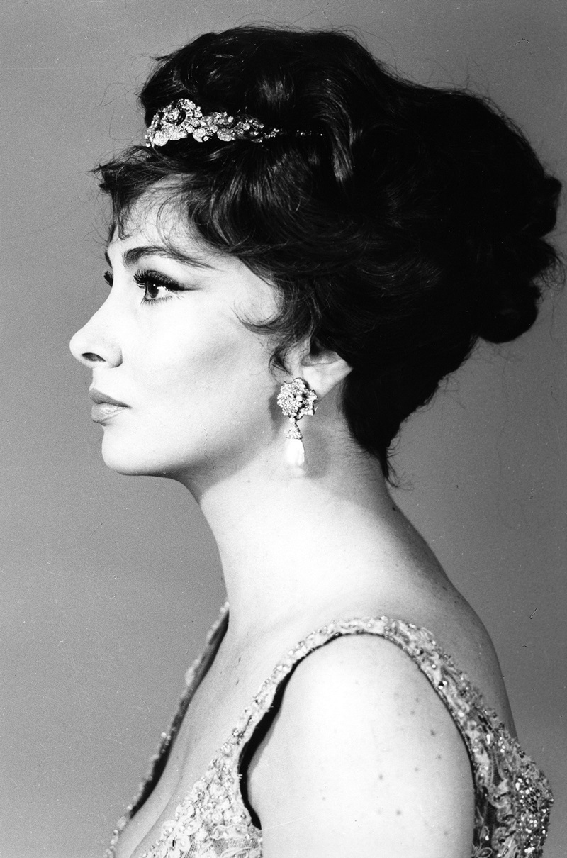 1964年著名義大利女星Gina Lollobrigida佩戴寶格麗雅緻的鑽石項鍊及珍珠鑽石耳環