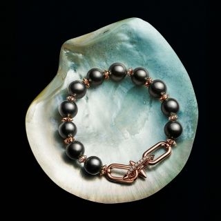 用珍珠珠寶刻劃海神的三叉戟，Tiffany & Co...