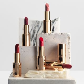 唇上的復古法式優雅，CELINE LE ROUGE 柔緞唇膏完整 15 色在春季...