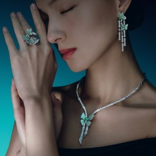 祖母綠的平和沉穩，與翡翠的溫潤堅韌，你喜歡哪一個？綠...