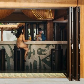 島嶼上的奢華祕境餐廳，LAKU Beach Club...
