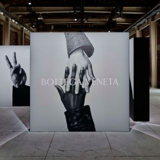 Bottega Veneta以手勢形象廣告，記念皮革...
