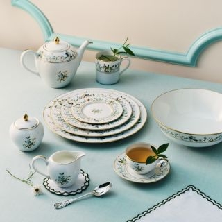 Tiffany & Co. 家飾系列，以唯美花朵餐盤...