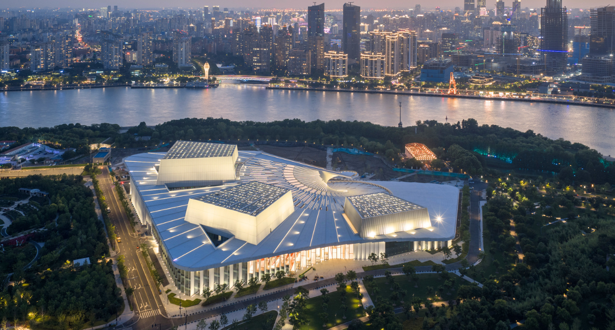 「上海大歌劇院」本週揭幕！挪威建築事務所Snøhetta以舞蹈與戲劇的肢體律動為...