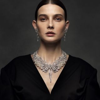 MIKIMOTO《The Bows》頂級珠寶展，以纏繞珍珠的緞帶致敬日本「結」文化，傳遞充滿優雅與張力的美好祝福