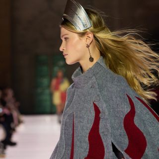 Louis Vuitton 2026年早春女裝系列，發表於法國亞維儂教皇宮，以中世紀風格為靈感，將教皇宮的建築特色與服裝設計巧妙融合