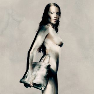 讀懂Miley Cyrus演繹的Maison Margiela 2025秋冬形象大片，為什麼裸身只刷白漆超Margiela？